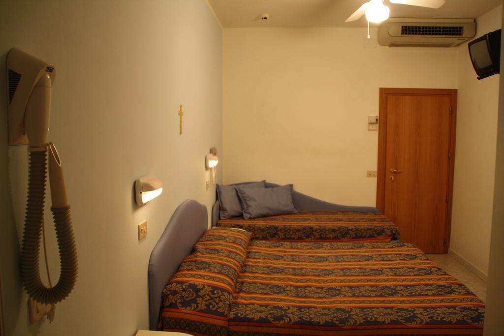 Hotel Tiglio Rimini Oda fotoğraf